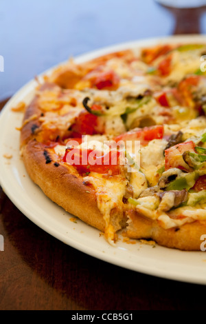 Close-up eine leckere Pizza in einem griechischen Restaurant im freien Stockfoto
