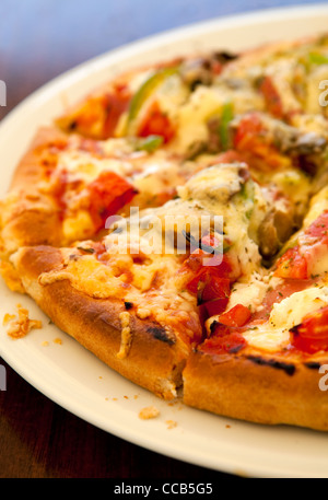 Close-up eine leckere Pizza in einem griechischen Restaurant im freien Stockfoto