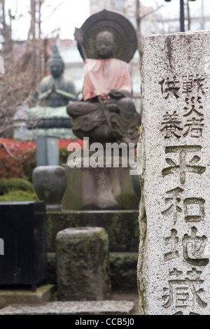 Buddhas im Senso-Ji-Tempel im Hintergrund. Stockfoto