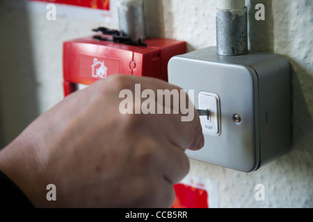 Testen einfügen Schlüssel  Fire Alarm Callpoint und Notlicht Schalter getestet Stockfoto