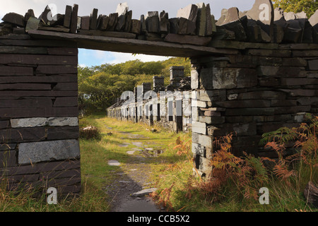 Ruinen der alten Kaserne Anglesey Quarrymen Ferienhäuser in stillgelegten Dinorwig Schiefer-Steinbruch auf Elidir Fawr in Snowdonia North Wales UK Stockfoto
