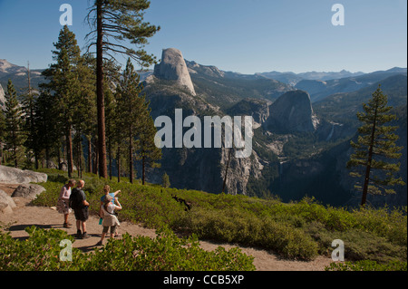 Wanderer auf dem Panorama-Trail Glacial Ausgangspunkt. Yosemite-Nationalpark. Kalifornien. USA Stockfoto