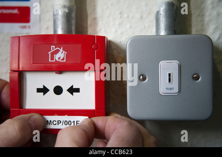 Passende Label   wechseln Kennzeichnung Feuer Alarm Callpoint und Notfall Lichttest als abgestempelt zu werden Stockfoto
