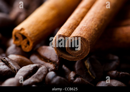 Nahaufnahme von Zimtstangen und gerösteten Kaffeebohnen Stockfoto