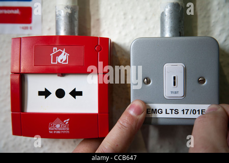 Passende Label  Kennzeichnung Feuer Alarm Callpoint und Notfall Lichttest wechseln als abgestempelt zu werden Stockfoto
