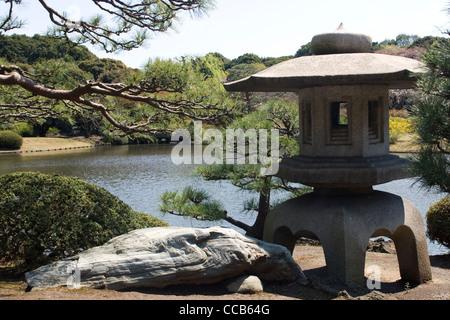 Schönes Wetter getragen Stein-Pagode in einem japanischen Wassergarten in Tokio Stockfoto
