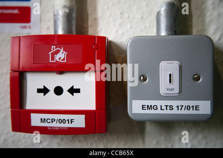Testen Feueralarm Callpoint und Notlicht-Schalter mit der Bezeichnung und identifiziert Stockfoto