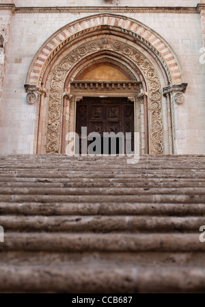Stufen hinauf auf den Dom über der Piazza del Popolo. Todi, Umbrien, Italien. Stockfoto
