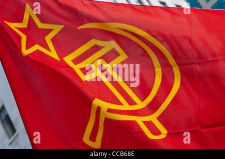 Eine kommunistische Partei-Flagge in der offiziellen Demonstration gegen die Regierung schneidet in Manchester im Jahr 2011 Stockfoto