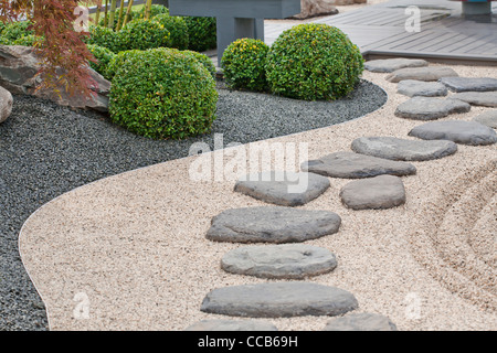 Steping Stones auf Schotter Weg im japanischen Garten. Stockfoto