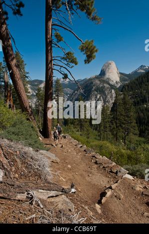 Half Dome betrachtet von der Panorama-Trail Glacial Ausgangspunkt. Yosemite-Nationalpark. Kalifornien. USA Stockfoto