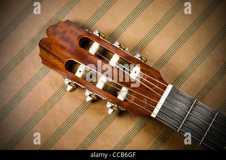Nahaufnahme einer Gitarre fret Board auf ein altes leeres Notenblatt Stockfoto