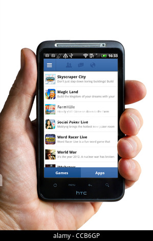 Die Facebook-Spiele-Seite auf einem HTC-smartphone Stockfoto