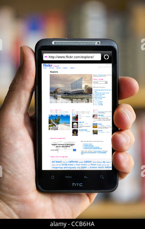 Erkunden die Flickr-Foto-sharing-Website auf einem HTC-smartphone Stockfoto