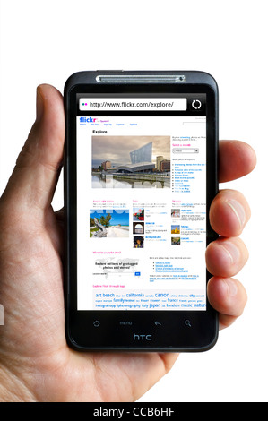 Erkunden die Flickr-Foto-sharing-Website auf einem HTC-smartphone Stockfoto