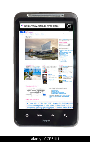 Erkunden die Flickr-Foto-sharing-Website auf einem HTC-smartphone Stockfoto