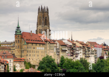 Altstadt mit Kathedrale Heiligen Nikolaus Kathedrale und 74 m hohen Glockenturm Fribourg, Schweiz Stockfoto