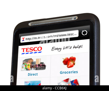 Online-Shopping bei Tesco auf einem HTC-smartphone Stockfoto