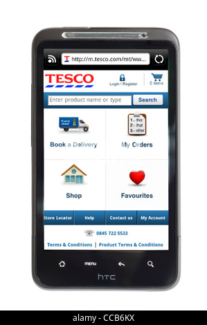 Online-Shopping bei Tesco auf einem HTC-smartphone Stockfoto