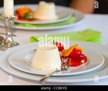Panna Cotta Dessert auf formale dekorierten Tisch Stockfoto