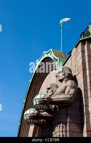 Hauptbahnhof in Helsinki, Finnland. An einem Sommertag mit blauem Himmel. Stockfoto