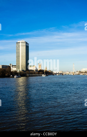 Millbank Tower, London über die Themse. Stockfoto