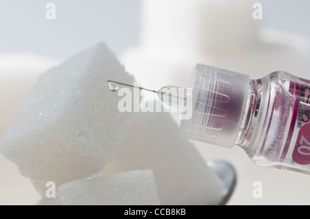Insulin-Tropfen auf Zucker Stockfoto