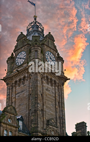 Hotel Balmoral (ehemals North British), Princes Street, Edinburgh, Schottland, UK in der Abenddämmerung Stockfoto