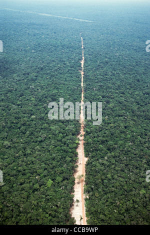 Juruena, Mato Grosso, Brasilien. Luftaufnahme des neuen Feldweg eindringen unberührten Regenwald in einer geraden Linie. Stockfoto