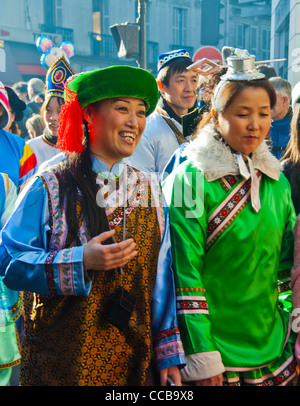 Paris, Frankreich, chinesische Frauen in traditioneller Kleidung, paradieren in chinesische neue Jahr Karneval in Straße in das Marais-Viertel. Stockfoto