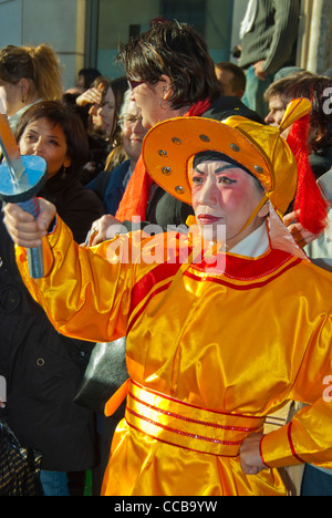 Paris, Frankreich, Chinesisch in traditioneller Kleidung, paradieren auf chinesisch Neujahr Karneval in der Straße im Marais Viertel. Stockfoto