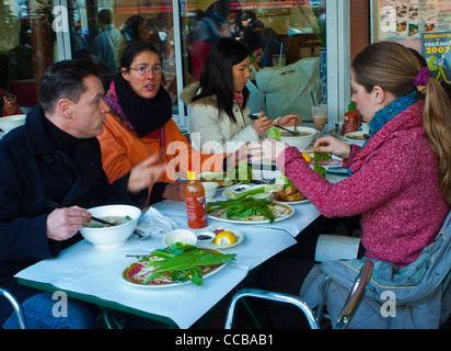 Paris, Frankreich, Gruppe Junge Erwachsene Freunde, gemeinsame Mahlzeiten im Freien, in Chinatown Vietnamesisches Restaurant 'Pho Banh Cuon' Terrasse Stockfoto
