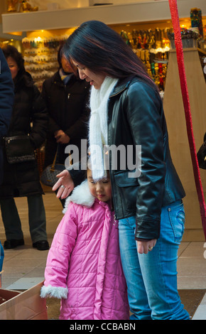 Paris, Frankreich, Chinesische Familie, Mutter mit schüchternem Kind, Mädchen, Tochter, beim Anschauen der chinesischen Neujahrsparade, im Marais-Viertel Stockfoto