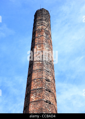 Schornstein von einem alten verlassenen Industriekomplex Stockfoto