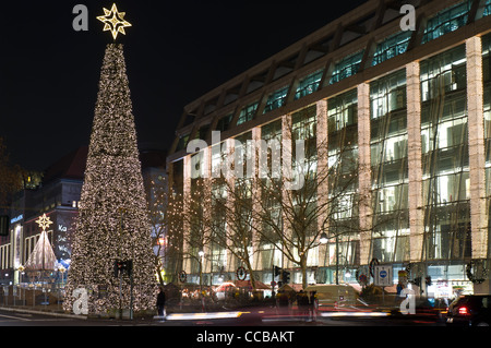 Die berühmte Einkaufsstraße in Weihnachtsbeleuchtung Kurfürstendamm Stockfoto