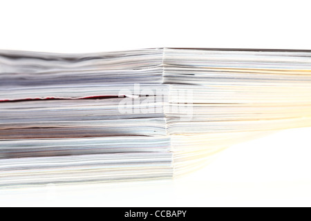 Stapel Zeitschriften isoliert auf weißem Hintergrund Stockfoto