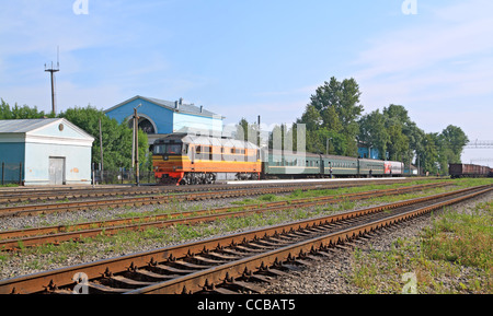 Personenzug am Bahnhof Stockfoto