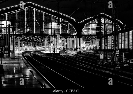 Berlin. Deutschland. Bahnhof Friedrichstraße. Schwarz und Weiß. Stilisierter Film. Die Körnung. Stockfoto