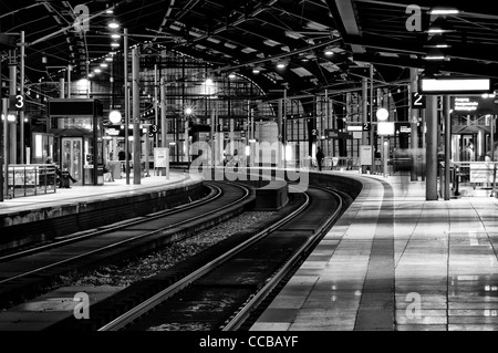 Berlin. Deutschland. Bahnhof Friedrichstraße. Schwarz und Weiß. Stilisierter Film. Die Körnung. Stockfoto