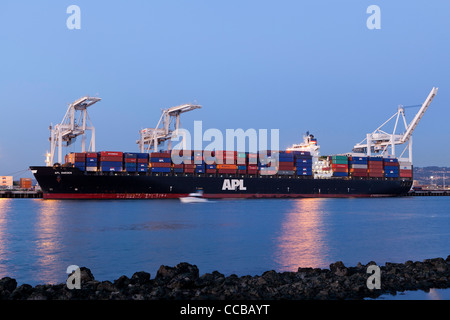APL-Container-Schiff warten, um entladen im Hafen von Oakland Stockfoto