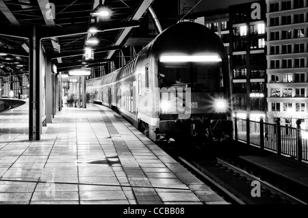 Berlin. Deutschland. Bahnhof Friedrichstraße. Schwarz und Weiß. Stilisierter Film. Die Körnung. Stockfoto