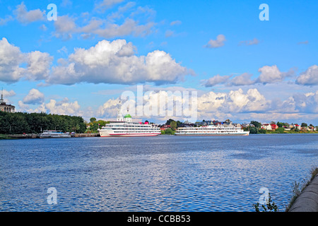 Motorschiff am pier Stockfoto