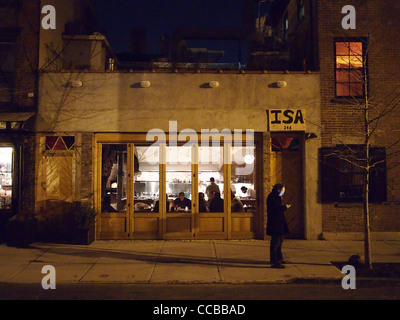Mann in der Straße vor Isa Restaurant, Brooklyn, New York Stockfoto