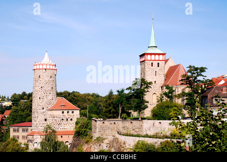 Stadt Bautzen: Altstadt mit dem alten Wasser Kunst und St. Michael Kirche von links nach rechts. Stockfoto