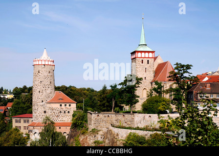 Stadt Bautzen: Altstadt mit dem alten Wasser Kunst und St. Michael Kirche von links nach rechts. Stockfoto