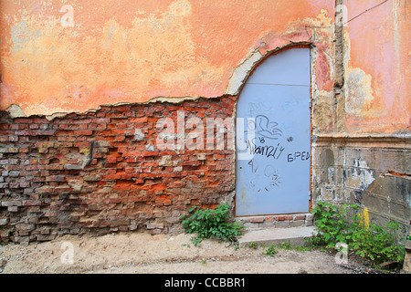 Altern-Tür in zerstörten Gebäude Stockfoto