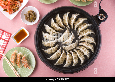 Topf-Aufkleber auf heißer Platte Stockfoto