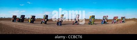 Einen Panoramablick über die Cadillac Ranch direkt an der alten Route 66 in Amarillo, Texas. Stockfoto