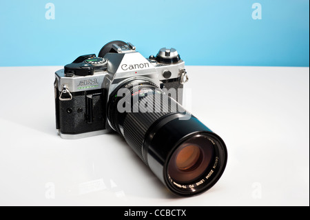 Canon AE-1-Film-Kamera mit angesetztem lange Tele Zoom Objektiv. Stockfoto