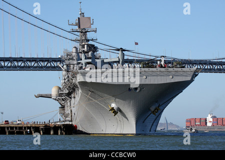Wasp-Klasse amphibischen Angriff Schiff USS Bonhomme Richard (LHD-6) angedockt an der Küste von San Francisco. Stockfoto